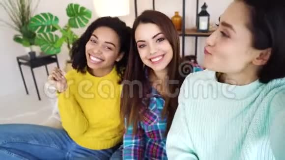 快乐的女孩在家里和多种族的室友自拍视频的预览图