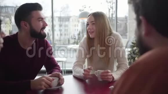 积极的年轻白人男朋友和女朋友谈论假期与朋友夫妇的画像快乐视频的预览图