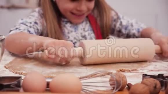 小女孩用擀面杖伸面团视频的预览图