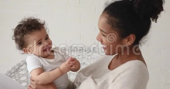 可爱的混血小男孩拍手玩妈妈视频的预览图