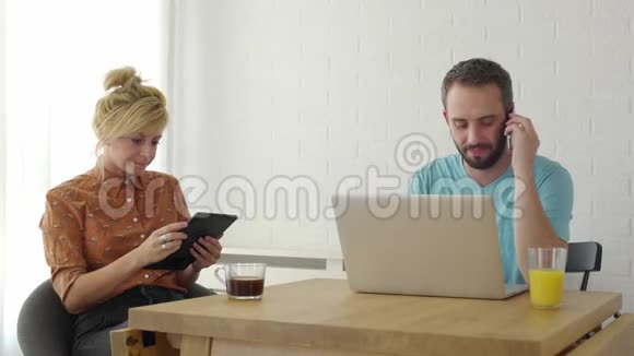 男人在他的电话里说话在咖啡休息时间无视他的女人视频的预览图