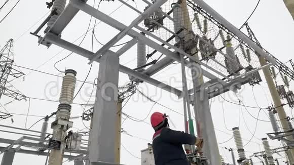 重工业工人安全帽对电厂设备的电能工作视频的预览图