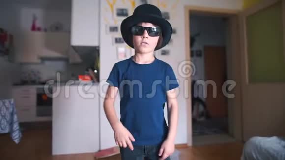 一个戴眼镜戴帽子的孩子在跳舞视频的预览图