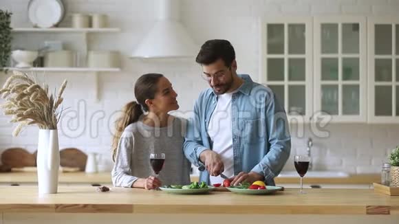 幸福相爱的家庭夫妇为浪漫的家庭约会准备食物视频的预览图