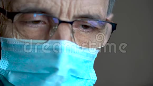 戴着眼镜和面具的疲惫医生看着沙漏视频的预览图