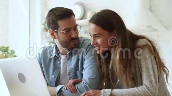 微笑结合混合种族夫妇一起使用电脑在家里视频的预览图
