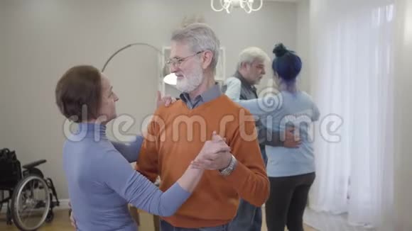 笑容可掬的白种老人在疗养院缓缓起舞快乐的退休人员在视频的预览图