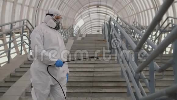 穿防护服的病毒学家消毒表面在扶手上喷洒化学物质视频的预览图
