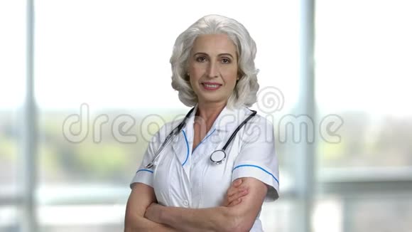 一位老开朗的女医生的肖像视频的预览图