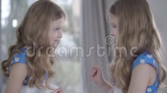 两个同卵双胞胎在家吵架的特写镜头迷人的黑发双胞胎姐妹在室内争吵家庭冲突视频的预览图