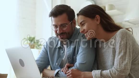 微笑的家庭夫妇在网上商店购物购买商品视频的预览图