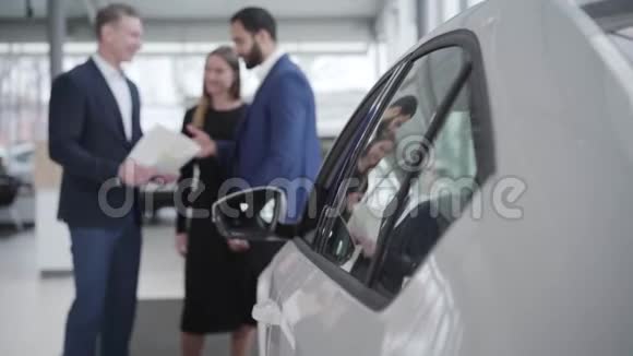 成功的中东商人和商人在展厅握手富有的客户与高加索人一起购买车辆视频的预览图