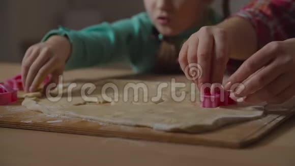 用手从面团中切制饼干视频的预览图