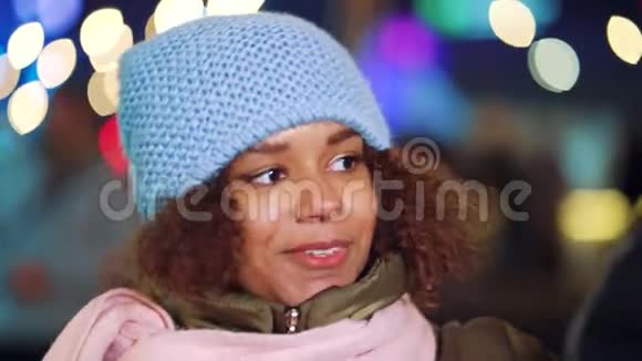 快乐的女性博主晚上在冬季市场录制视频视频的预览图