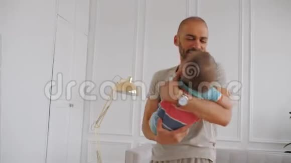 父亲抱着小儿子转过身绕着圈转视频的预览图