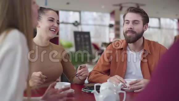 快乐的白种人夫妇在餐馆里和朋友聊天快乐的男人和女人一起在咖啡馆里休息视频的预览图