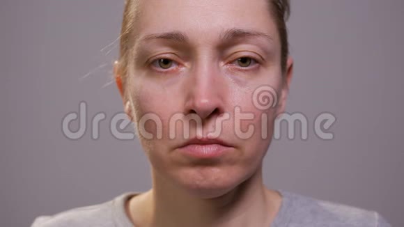 一个戴着几个医疗面具的女人的脸部特写视频的预览图