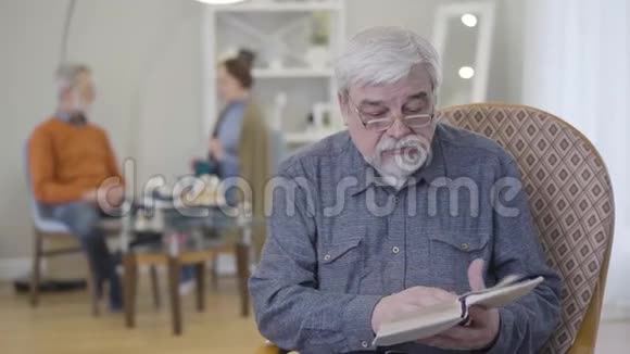 养老院戴眼镜的成年白种人的画像热衷于文学的老年男性退休者视频的预览图
