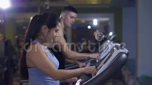 男人和女人在跑步机上视频的预览图