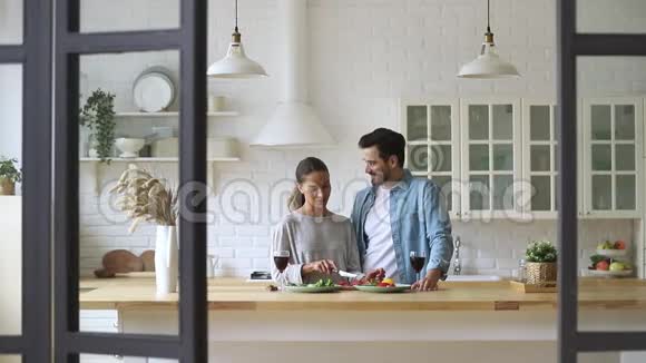 快乐混血年轻家庭夫妇切新鲜蔬菜视频的预览图