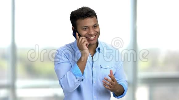 年轻快乐兴奋的印度男人在打电话视频的预览图