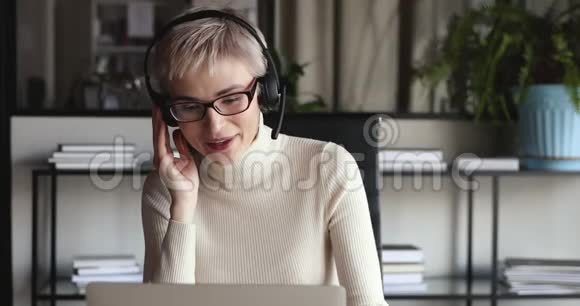 自信的女办公室工作人员戴着耳机电话会议视频视频的预览图