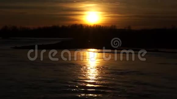 河上美丽的日出视频的预览图