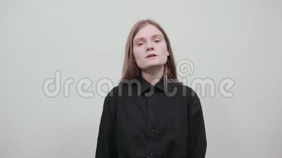 失望的年轻女子穿着黑色衬衫因为隐藏起来视频的预览图