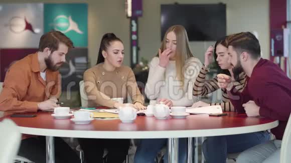 五名高加索青年大学生在咖啡馆共同学习的肖像工作的男女朋友视频的预览图