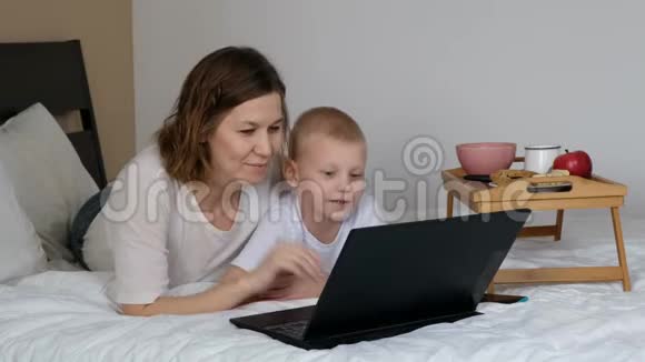 在家工作的女人带着笔记本电脑在隔离冠状病毒时给朋友打电话视频的预览图