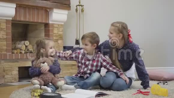 镜头接近可爱的白种人少年拥抱小男孩和女孩小兄弟看着摄像机微笑着快乐视频的预览图