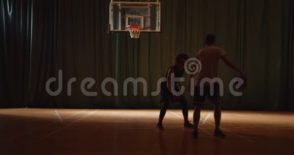 两名年轻篮球运动员打篮球比赛对峙防守进攻夜场比赛视频的预览图
