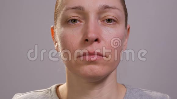 一位戴着医疗面罩的成熟女人的脸的特写视频的预览图