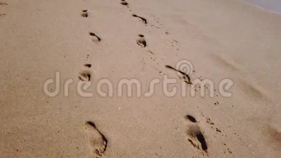 脚踩在沙子上视频的预览图