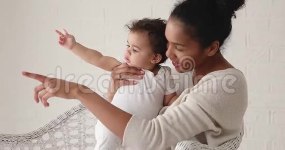可爱的美国黑人妈妈抱着可爱的宝贝女儿视频的预览图