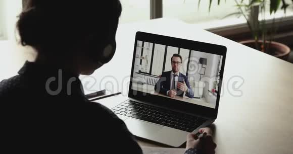 在电脑屏幕上远程公司视频聊天视频的预览图