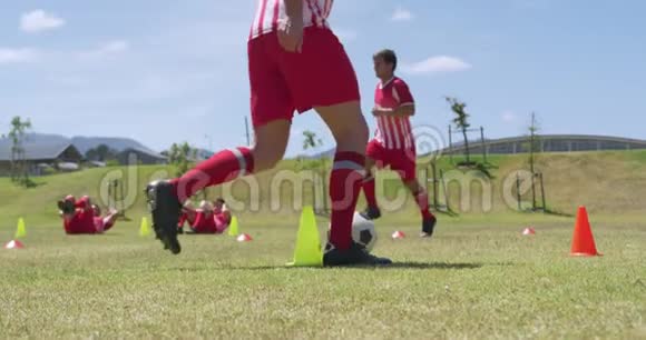 足球运动员在野外训练视频的预览图
