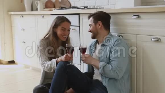 幸福的配偶敬酒坐在地板上视频的预览图