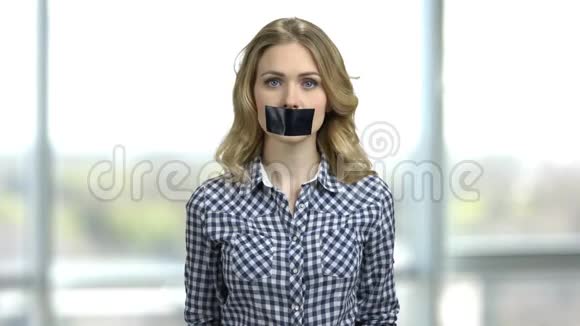 年轻女子的肖像用录音的嘴和横幅与自由演讲文本视频的预览图