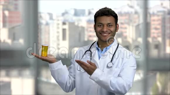 快乐的印度医生广告罐的药丸视频的预览图