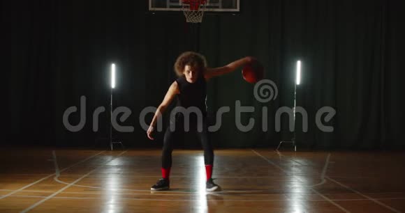 古怪的年轻白种人篮球运动员运球训练球技霓虹灯背景视频的预览图
