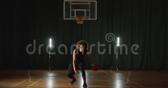 古怪的年轻白种人篮球运动员运球训练球技霓虹灯背景视频的预览图