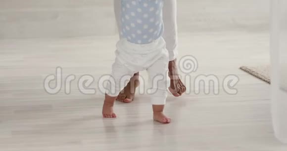 婴儿赤脚婴儿学在温暖的地板上行走视频的预览图
