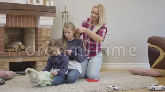 镜头接近快乐的高加索母亲和两个女儿一起度过周末女人背着大姑娘视频的预览图