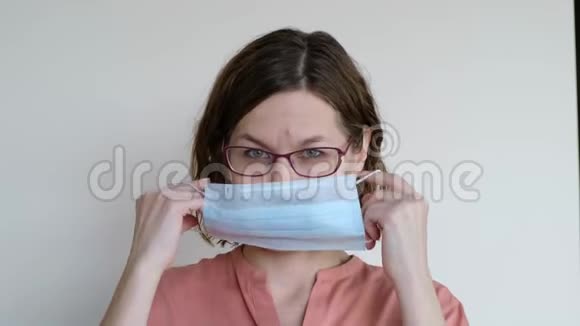 一名戴防电晕病毒防护口罩的妇女的特写镜头Covid19视频的预览图