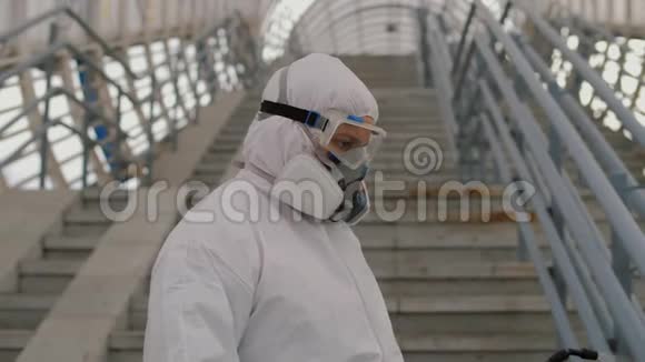 公共场所防护制服消毒表面病毒学家视频的预览图