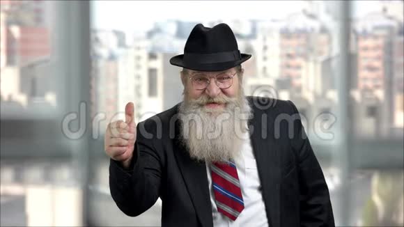一个长胡子的老人竖起大拇指视频的预览图