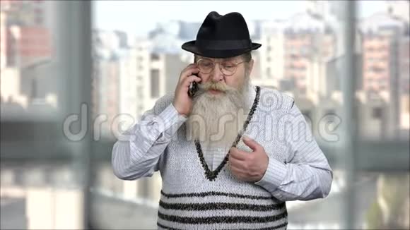 严重的不满意的老人在电话里交谈视频的预览图