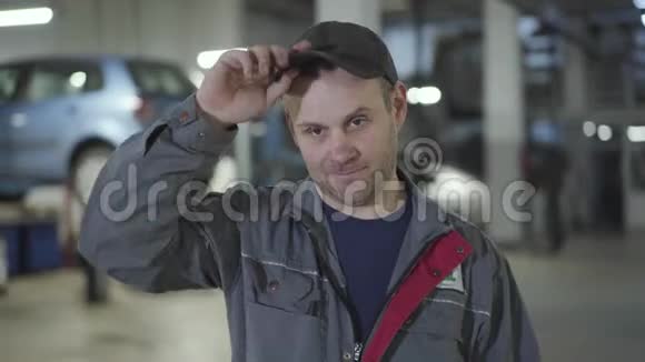 成人白种人维修工程师的特写摘下帽子用手擦拭前额微笑男车视频的预览图