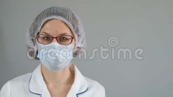 女医生戴着防电晕病毒的医用防护面罩患有潘德血症柯维德19岁复制空间视频的预览图